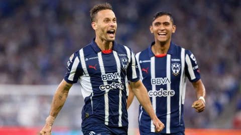 Sergio Canales celebra un gol con Rayados