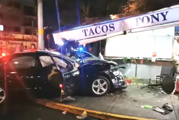 Choque en puesto de tacos