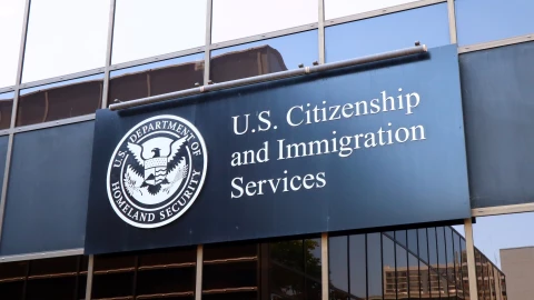 Fachada con el cartel de una oficina del USCIS.