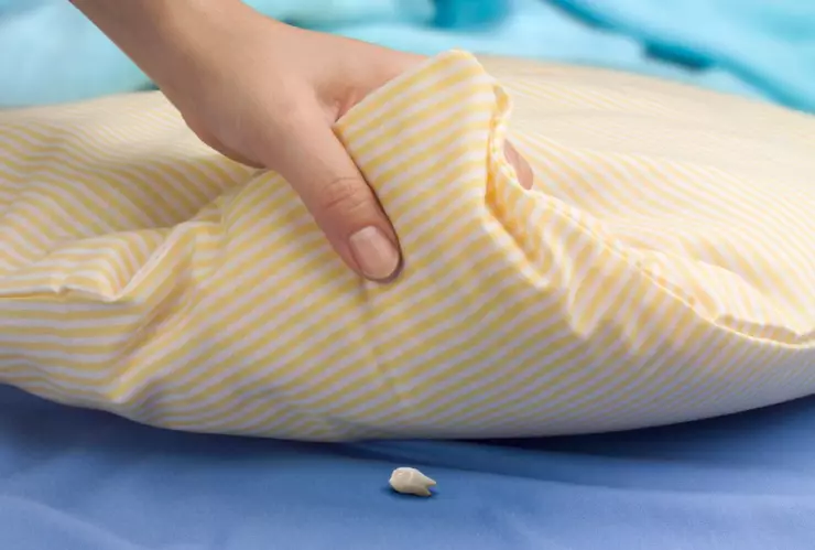 Una niña se comió por accidente su diente mientras desayunaban en el kinder