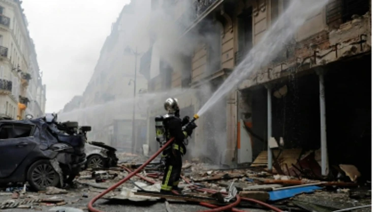 Incendio en edificio de París.