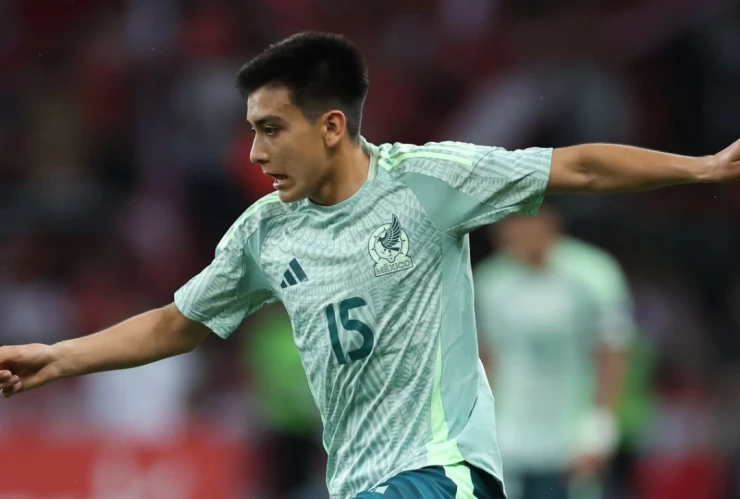 Gilberto Mora y su histórico debut en la victoria 2-0 frente a Internacional de Porto Alegre