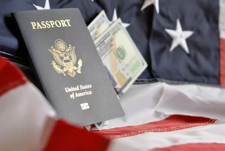 Un pasaporte estadounidense sobre una bandera