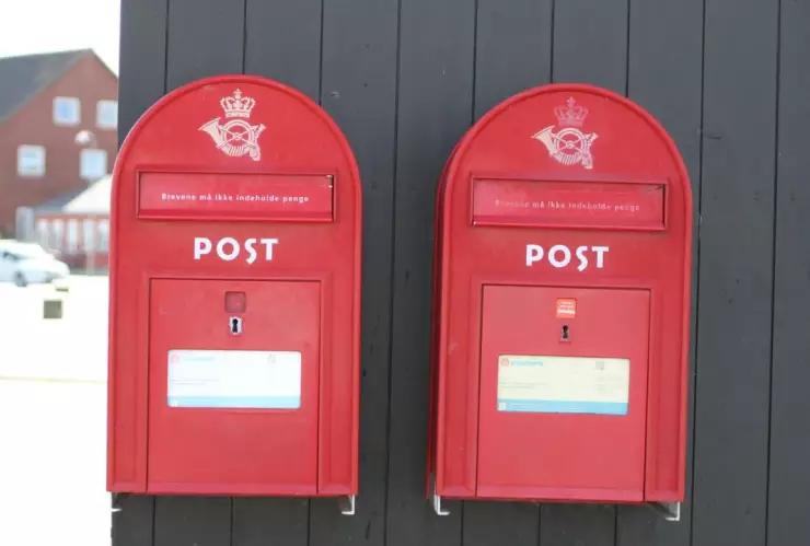 Dinamarca está retirando sus tradicionales buzones rojos distribuidos en todo el país, tras anunciar el fin de las operaciones de PostNord para el envío de cartas; ahora se dedicarán a la paquetería