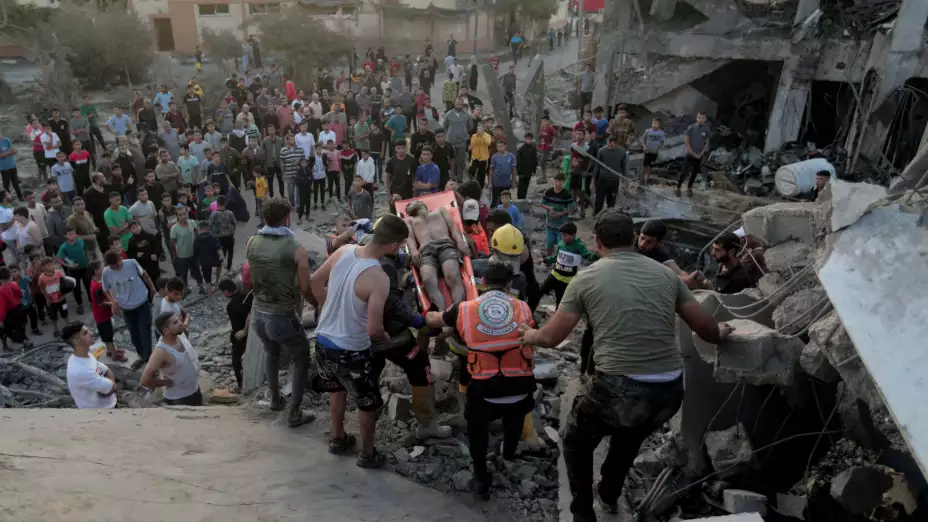 Evacuación de un sobreviviente tras un ataque israelí en la Franja de Gaza.