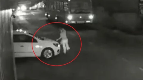 muere mujer atropellada auto le cede el paso video