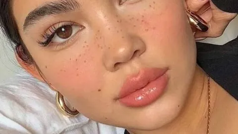 Look de maquillaje con pecas de ciervo