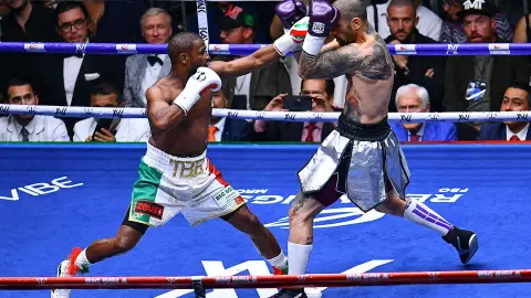 Floyd Mayweather vs John Gotti en la Arena CDMX peleando