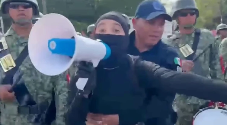 estudiantes-la-uaem-protestan-en-desfile-cuautla-policias-los-reprimen
