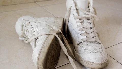 Cómo quitarle lo amarillo a los tenis con un solo ingrediente