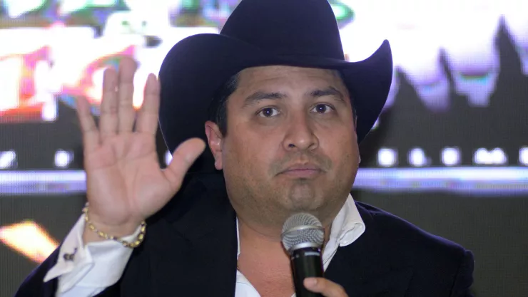 Julión Álvarez Alfredo Olivas multa narcocorridos Chihuahua Prófugos tour.jpg