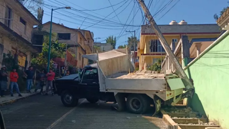 La camioneta se impactó contra una vivienda en la colonia 9 de Abril, Xalapa