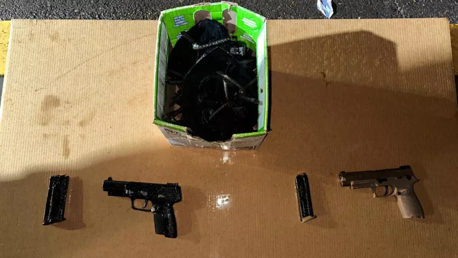 Armas aseguradas en camioneta en la Benito Juárez, Culiacán
