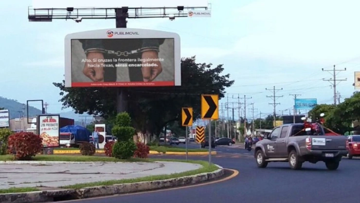 Anuncio espectacular en una calle para disuadir la migración en Texas