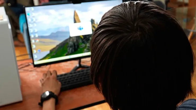 Joven frente a la computadora.
