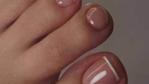 Diseño de pedicure con uñas francesas micro para lucir elegante