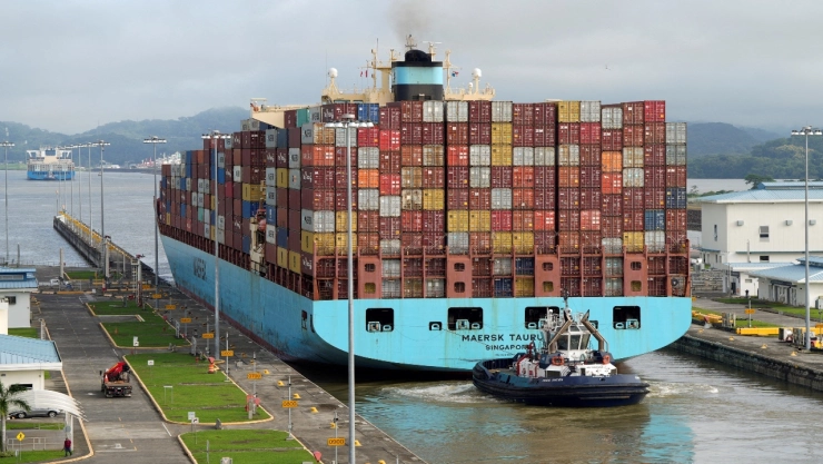 Fotografía que muestra contenedores apilados y buques de carga en el puerto de Balboa, Panamá.