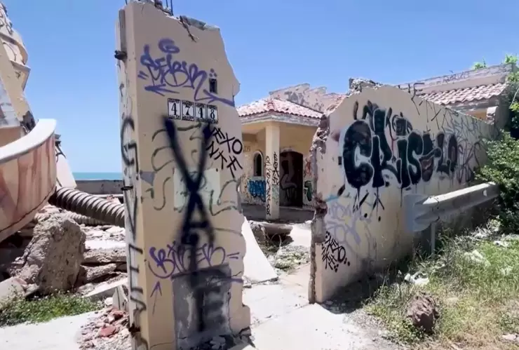 Casa comida por el mar en Mazatlán