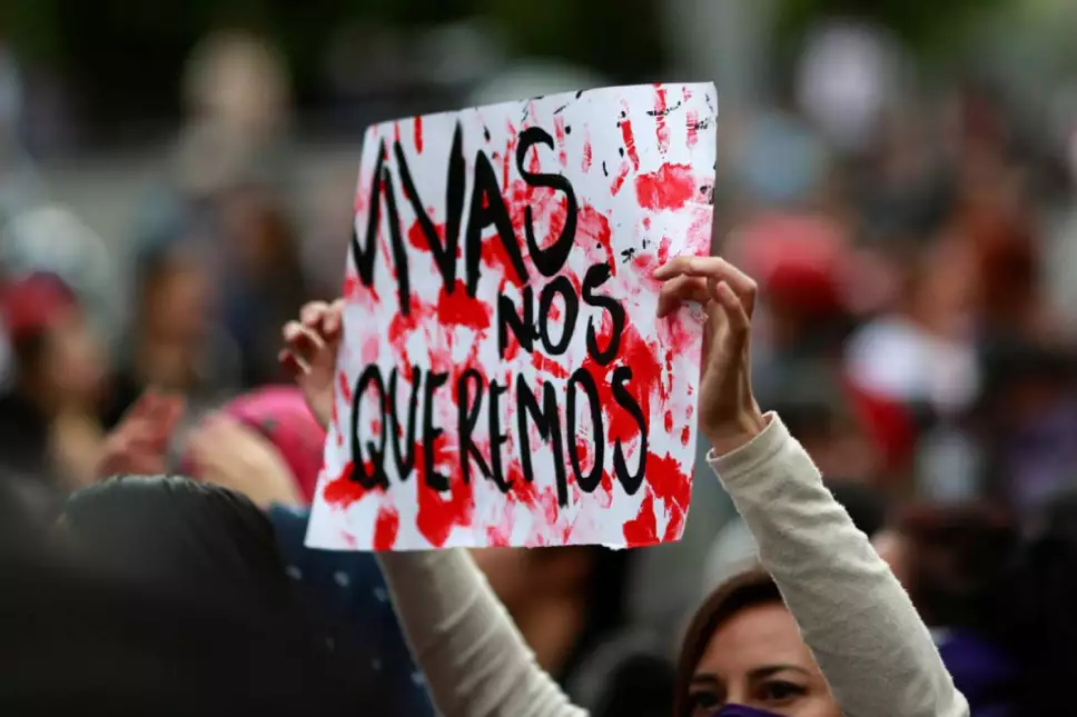 mujer sostiene una pancarta manifestándose contra feminicidios y agresiones sexuales que son constantes en el país, motivo por el que entrará en vigor el Registro Público de Agresores Sexuales de la CDMX a partir del lunes primero de marzo.