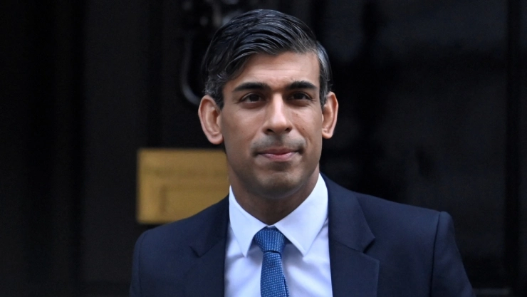 Multan a Rishi Sunak por no usar cinturón de seguridad
