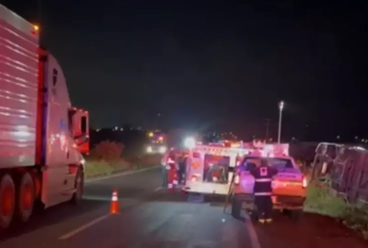 Camión de pasajeros sufre aparatoso accidente en la Carretera 45 Sur de Aguascalientes; hay varios muertos y lesionados