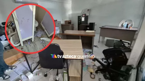 Normalistas de Ayotzinapa vandalizan instalaciones de la SEG