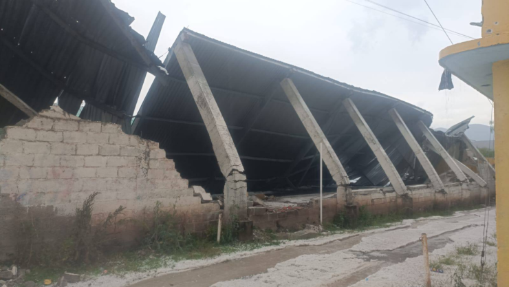Colapsa techumbre de auditorio en Zimapán, Hidalgo