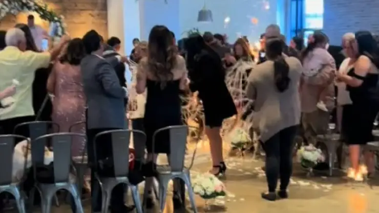 VIDEO del momento en el que se INCENDIÓ el vestido de novia en plena misa