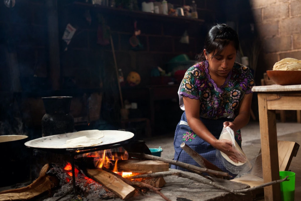 mujer-indigena-haciendo-tortillas.jpg