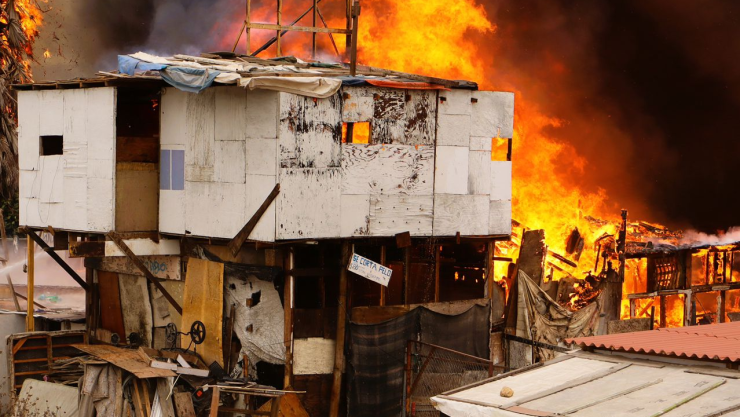 Se queman 39 casas en Tijuana tras fuerte incendio en la Vía Rápida Alamar 