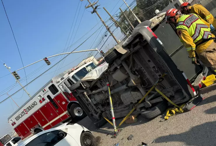 Choque y volcadura deja 10 Pasajeros de taxi de ruta lesionados en carretera libre Tijuana-Tecate