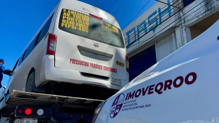 Conductor de combi es sancionado por cargar gasolina mientras traía pasajeros a bordo en Cancún.jpg