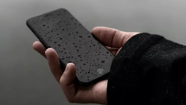 ¿Qué hacer si mi celular se cayó al agua? Esto pasa si se moja