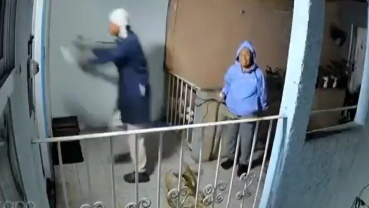 Abuelitas vandalizan edificio residencial en Coyoacán