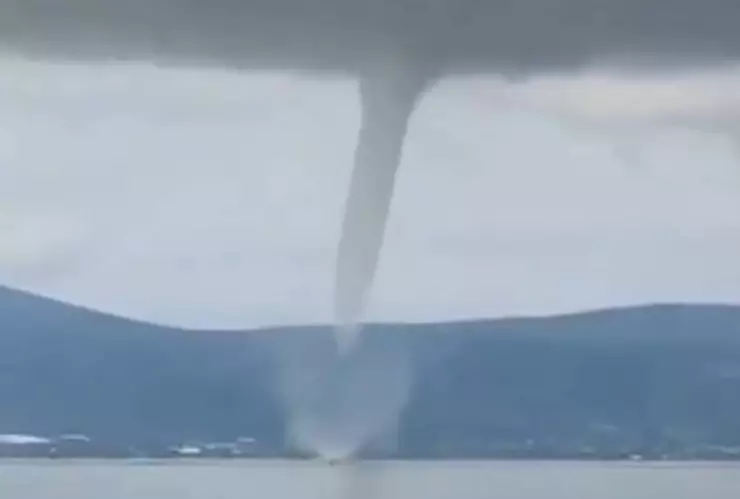 aptan impresionante tromba marina en Jalisco