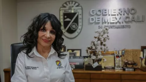 Revocan visa a alcaldesa de Mexicali.