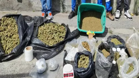 Los elementos de la SSC-CDMX realizaban recorridos de seguridad cuando los cuatro sujetos buscaban un domicilio particular y actuaban de forma inusual en calles de Tepito, al realizarles una revisión se les encontró los 40 kilos de marihuana.