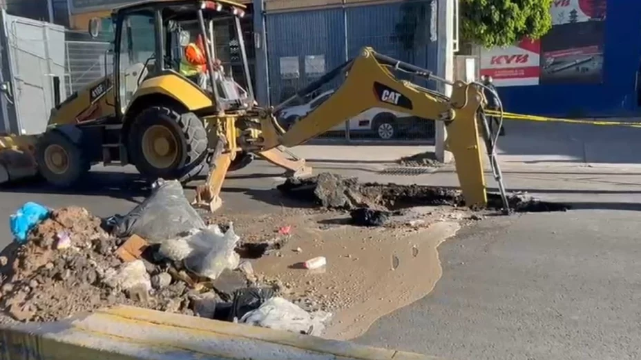 Cierre en Avenida Universidad Querétaro hoy martes 25 de febrero de 2025: socavón provoca tráfico