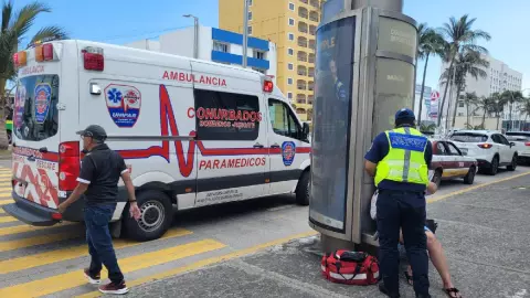 Atendien a personas lesionada durante accidente.