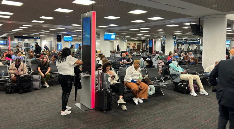 Pasajeros aguardan para embarcar sus vuelos en el aeropuerto de Miami, Florida