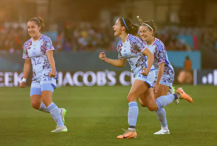 Aitana Bonmatí festeja gol con España