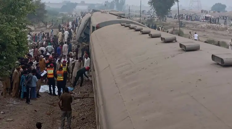 Labores de rescate de un tren que descarriló en Pakistán.
