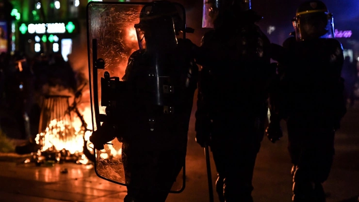 Sexta noche consecutiva de manifestaciones en París; protestan contra reforma de las pensiones.