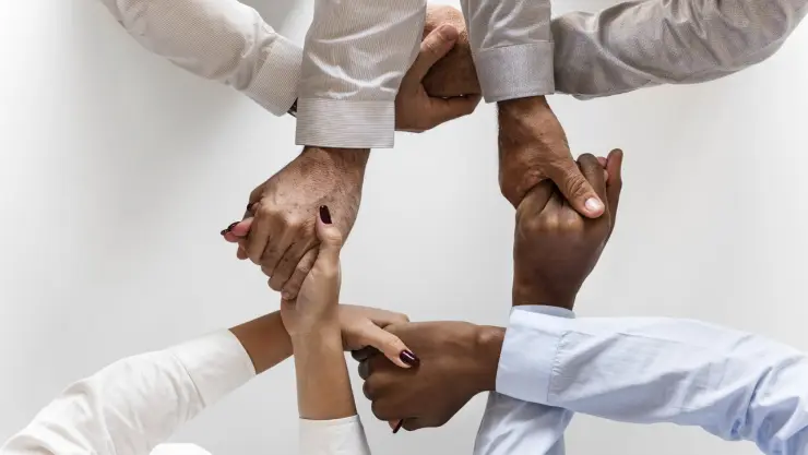 Manos de diferentes personas contra la discriminación