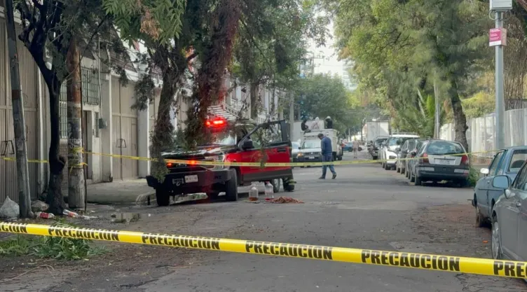 Cae enorme árbol en la Miguel Hidalgo: Afecta un auto y cables de luz