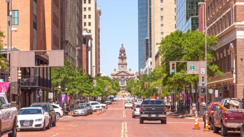 Autos en las calles de Fort Worth, Texas