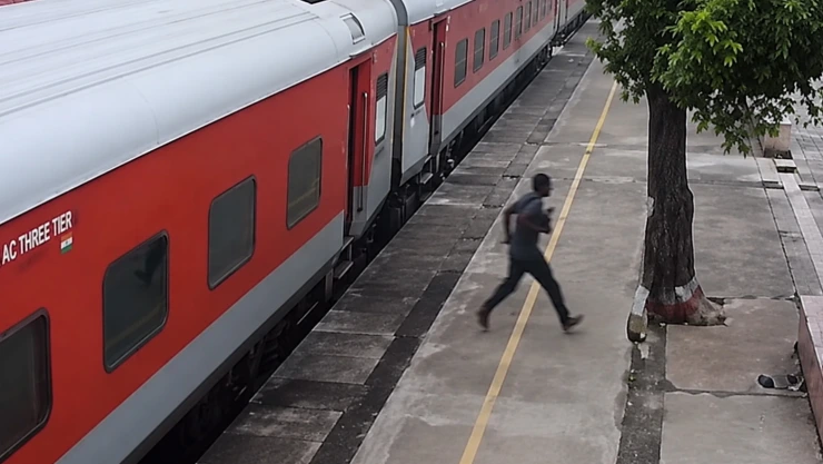 Pasajero muere aplastado por tren en India