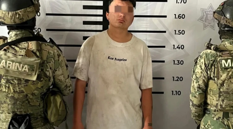 Golpeó a su pareja, la amenazó con un arma y le robó 25 mil pesos_ Así cayó Kevin ‘N’ en Puebla. En la imagen se observa al detenido tras un intenso operativo por parte de la policía municipal y el Ejército Mexicano.
