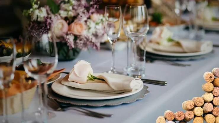 Ideas DIY Cómo hacer un centro de mesa rústico para el comedor con corchos de vino usados.jpg