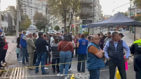 Se cumplen de 11 horas de bloqueo por falta de agua en la colonia Molino del Rey, Miguel Hidalgo